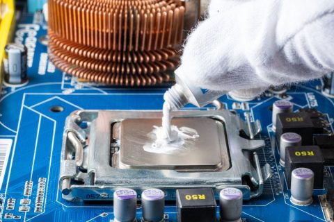 Applying thermal paste on CPU